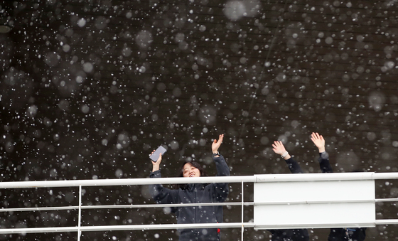 부산에도 '눈이 펑펑와요'