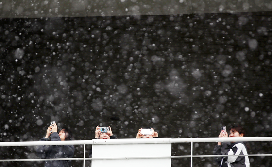 부산에도 '함박눈이 펑펑'