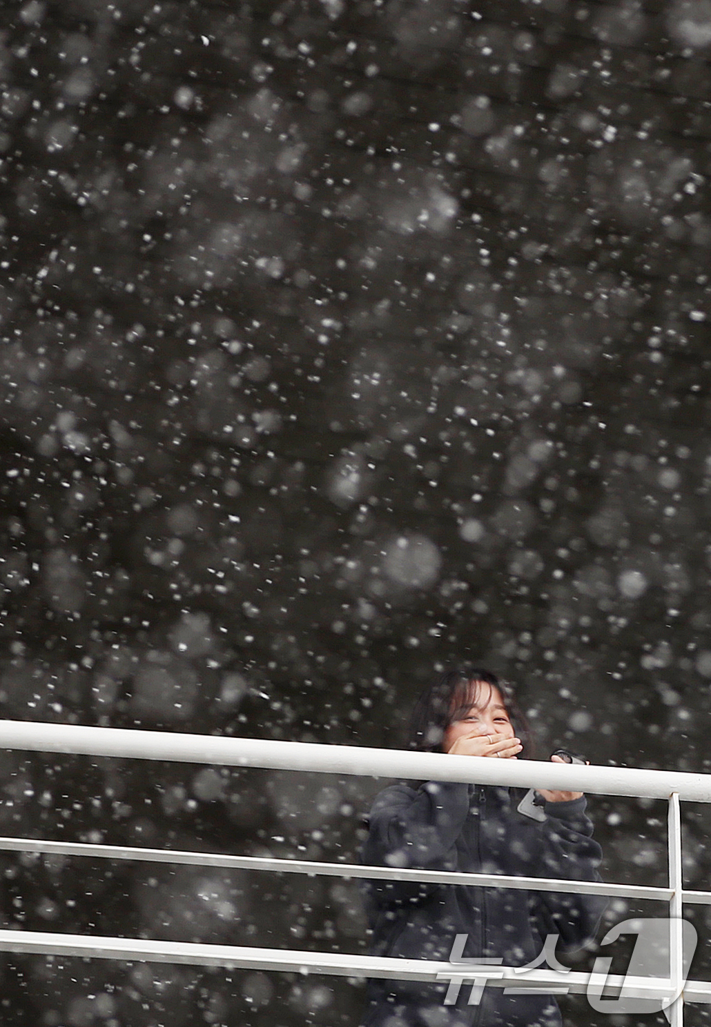 (부산=뉴스1) 윤일지 기자 = 부산지역에 눈이 내린 10일 부산 동구 부산항여객터미널에서 시민들이 눈을 감상하고 있다. 2026.2.10/뉴스1