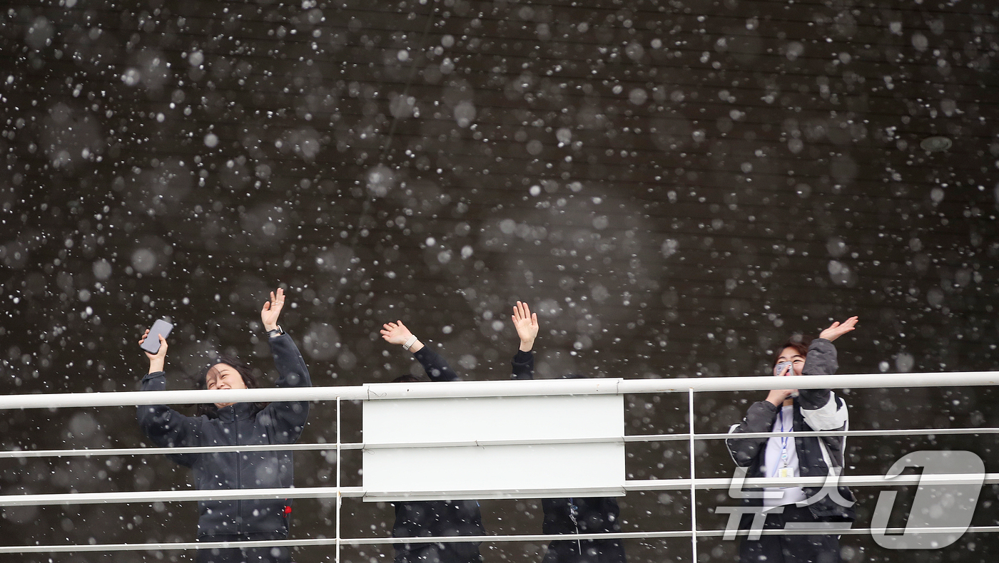 (부산=뉴스1) 윤일지 기자 = 부산지역에 눈이 내린 10일 부산 동구 부산항여객터미널에서 시민들이 눈을 감상하고 있다. 2026.2.10/뉴스1