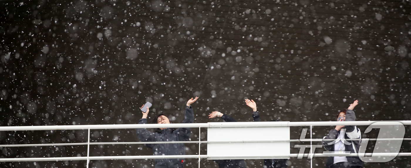 (부산=뉴스1) 윤일지 기자 = 부산지역에 눈이 내린 10일 부산 동구 부산항여객터미널에서 시민들이 눈을 감상하고 있다. 2026.2.10/뉴스1