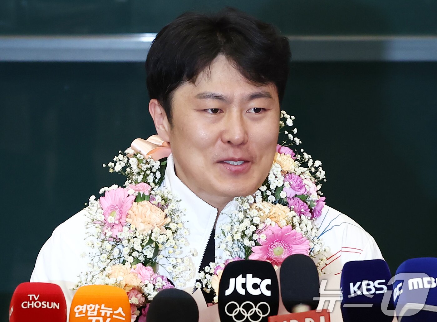 본문 이미지 - 2026 밀라노·코르티나담페초 동계 올림픽에서 한국에 400번째 올림픽 메달을 안겨준 스노보드 김상겸이 10일 오전 인천국제공항을 통해 귀국, 취재진 질의에 답변하고 있다. 2026.2.10 ⓒ 뉴스1 김민지 기자