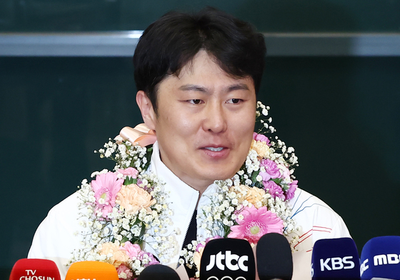 취재진 질의 답변하는 김상겸