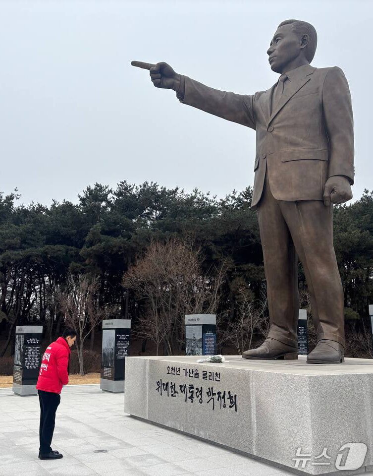 본문 이미지 - 이강덕 전 포항시징이 경북도선관위에서 6월 3일 지방선거 경북지사 예비후보로 등록을 마친 후 안동시 천년 숲에 있는 박정희 대통령 동상을 찾아 참배하고 있다. (이강덕 예비후보 캠프 제공, 재판매 및 DB금지) 2026.2.10/뉴스1