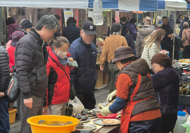 설 앞둔 울산 전통시장·마트 '북적'…차례상·선물 준비 분주(종합)