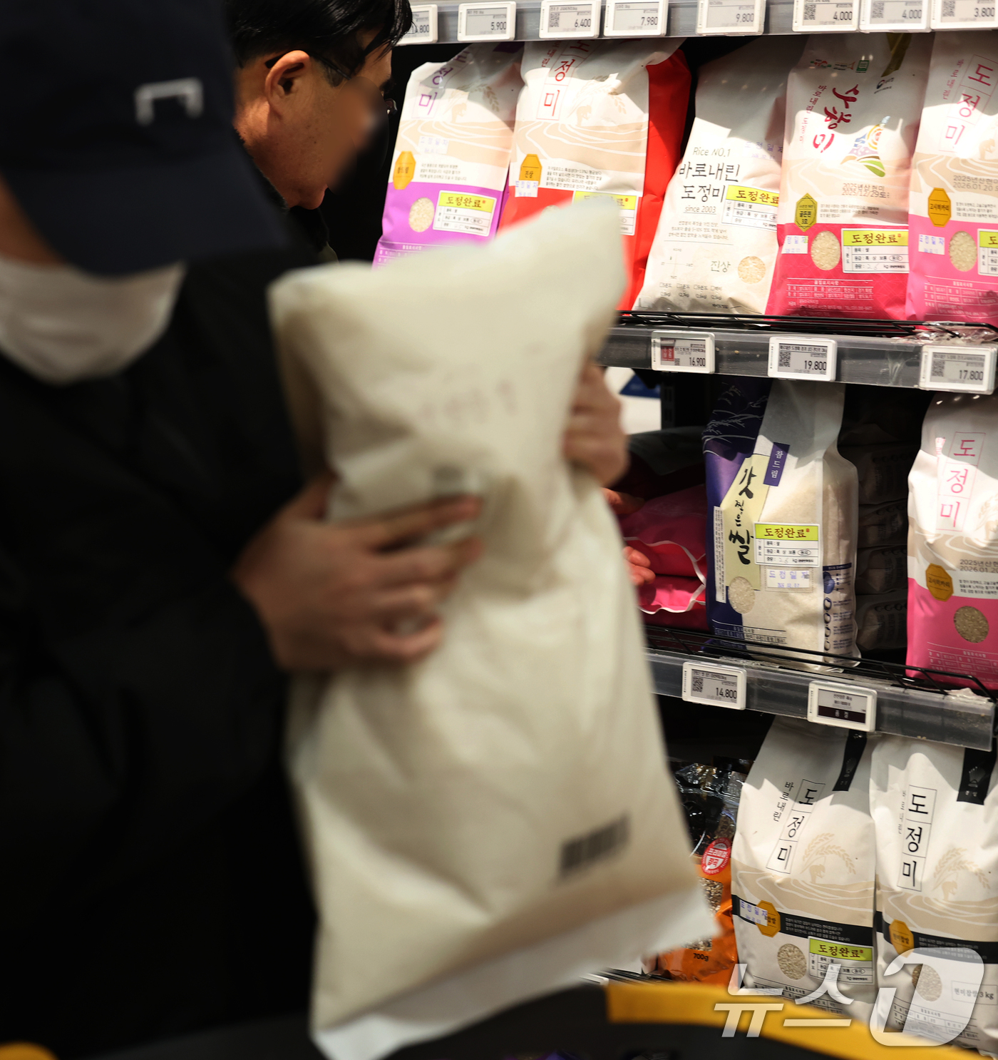 (서울=뉴스1) 오대일 기자 = 농림축산식품부가 설 명절을 앞두고 쌀값 상승세에 따른 공급 안정을 위해 정부양곡 공급 방안을 신속하게 검토할 계획이라고 10일 밝혔다.설 명절을 앞 …