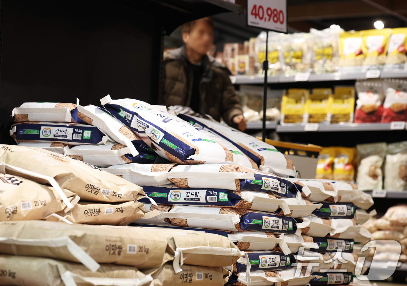 (서울=뉴스1) 오대일 기자 = 농림축산식품부가 설 명절을 앞두고 쌀값 상승세에 따른 공급 안정을 위해 정부양곡 공급 방안을 신속하게 검토할 계획이라고 10일 밝혔다.설 명절을 앞 …