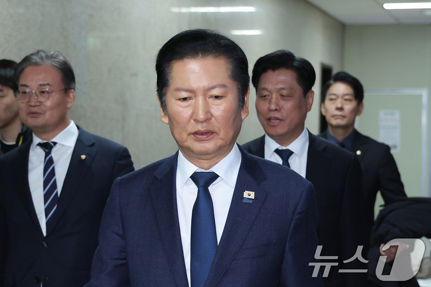 (서울=뉴스1) 신웅수 기자 = 정청래 더불어민주당 대표가 10일 서울 여의도 국회에서 더불어민주당 비공개 의원총회를 마친 후 회의장을 나서고 있다. 2026.2.10/뉴스1