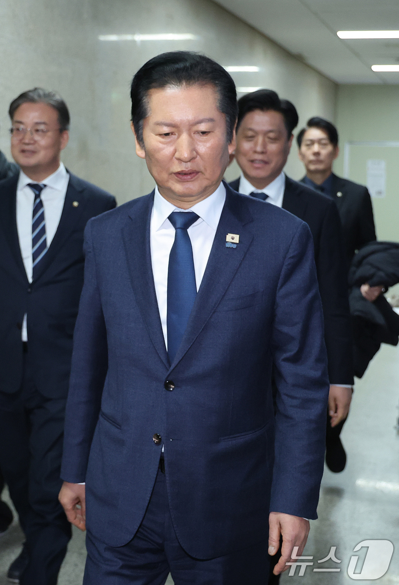 (서울=뉴스1) 신웅수 기자 = 정청래 더불어민주당 대표가 10일 서울 여의도 국회에서 더불어민주당 비공개 의원총회를 마친 후 당대표실로 향하고 있다. 2026.2.10/뉴스1