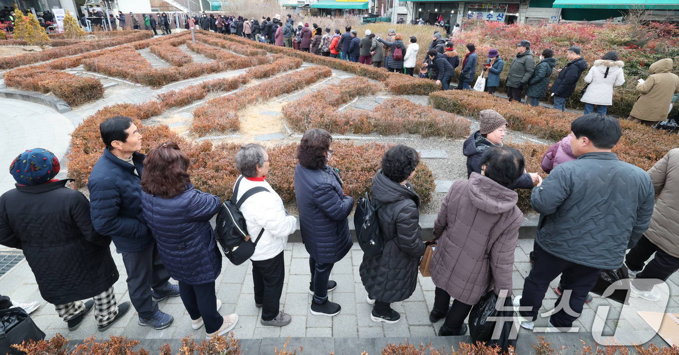 (대전=뉴스1) 김기태 기자 = 설 명절을 맞아 '전통시장 온누리상품권 환급행사'가 시작된 10일 대전 서구 도마시장에서 고객들이 환급을 받기 위해 차례를 기다리고 있다.행사 기간 …