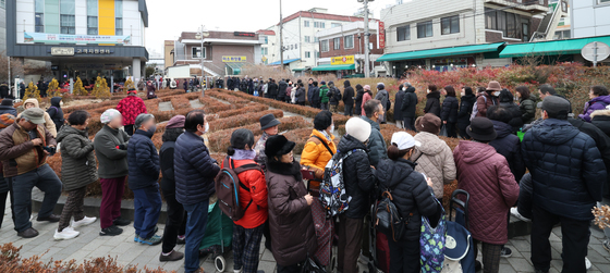 길게 줄 선 환급대기줄