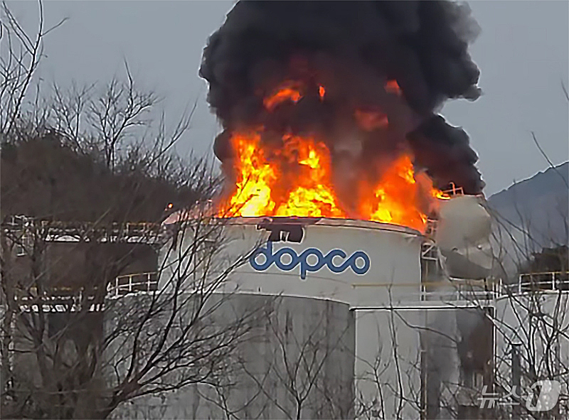 (경산=뉴스1) 공정식 기자 = 10일 오전 7시 47분쯤 경북 경산시 하양읍 대한송유관공사 영남지사 경산저유소 옥외탱크저장소에서 폭발과 함께 불길이 치솟고 있다. (독자 제공 영 …