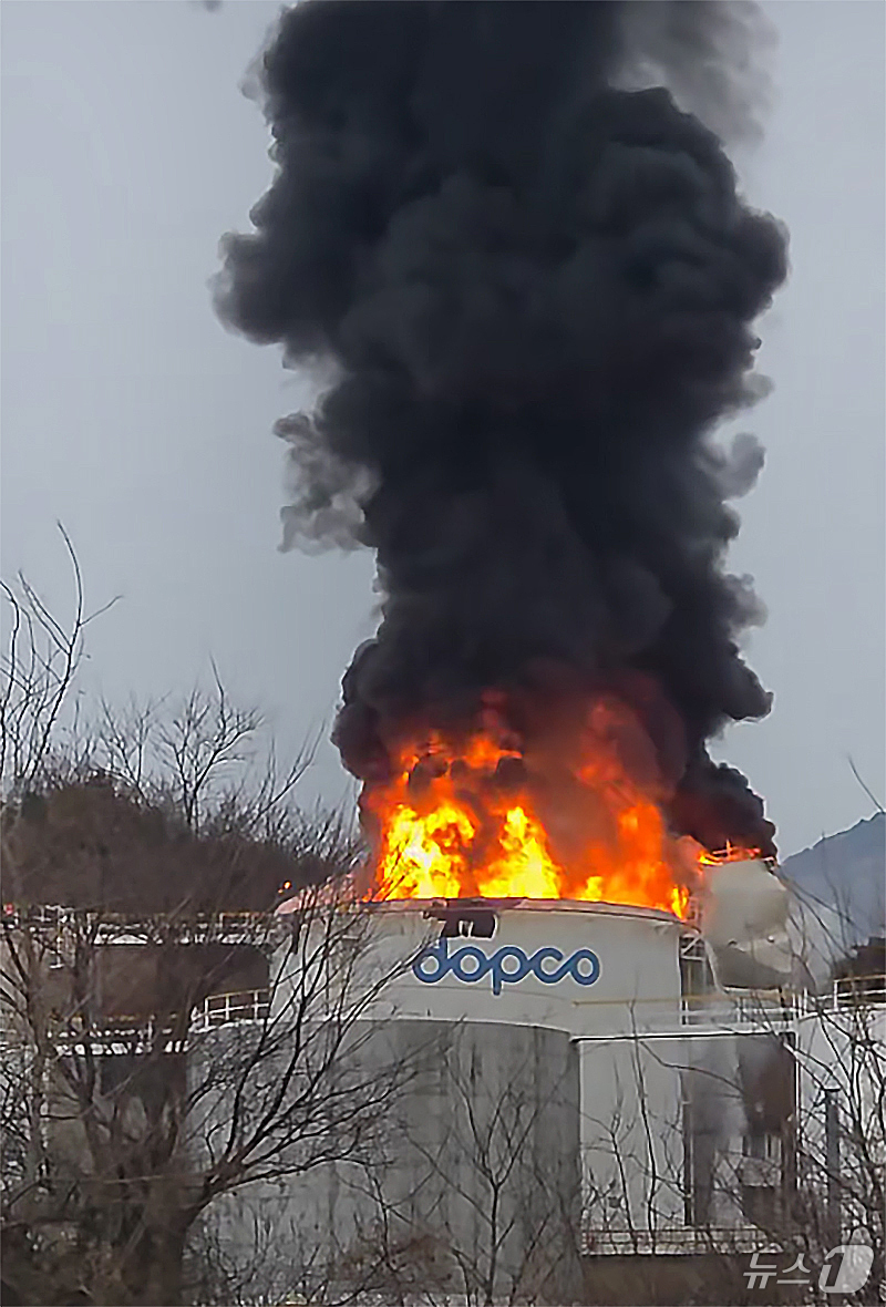 (경산=뉴스1) 공정식 기자 = 10일 오전 7시 47분쯤 경북 경산시 하양읍 대한송유관공사 영남지사 경산저유소 옥외탱크저장소에서 폭발과 함께 불길이 치솟고 있다. (독자 제공 영 …