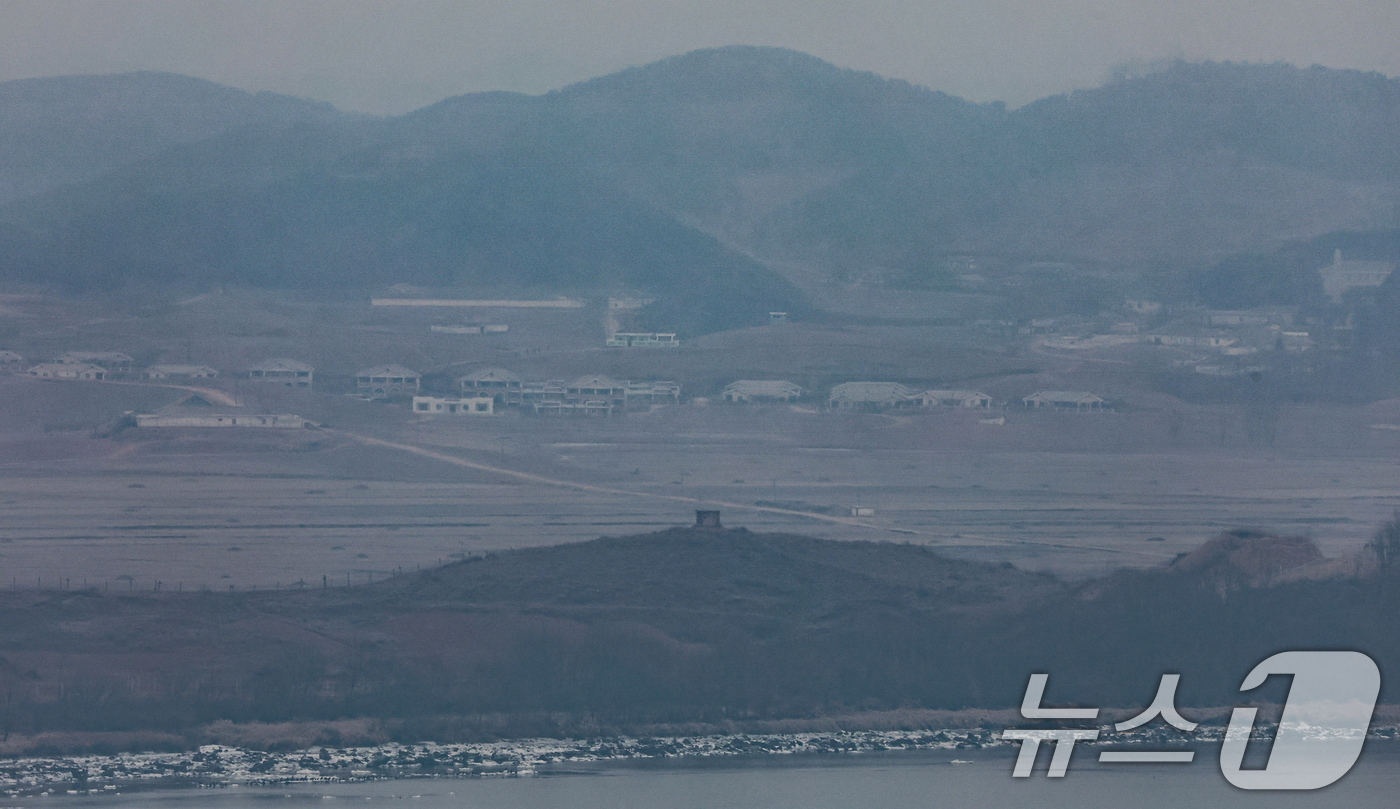 (파주=뉴스1) 김도우 기자 = 개성공단 가동 중단 10년을 맞은 10일 경기도 파주시 오두산전망대에서 바라본 북한일대가 흐릿하게 보이고 있다. 2026.2.10/뉴스1