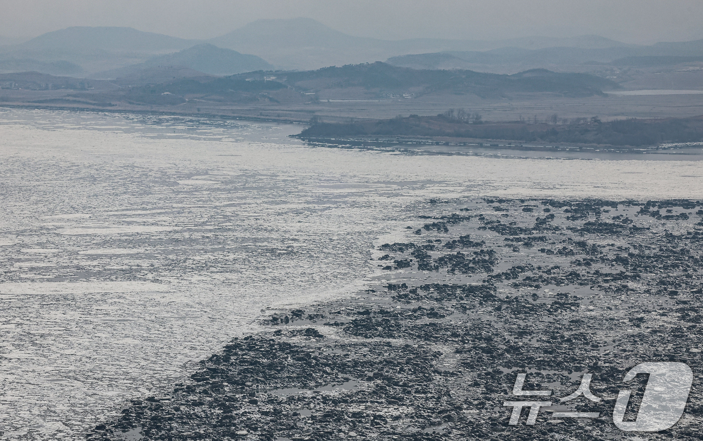 (파주=뉴스1) 김도우 기자 = 개성공단 가동 중단 10년을 맞은 10일 경기도 파주시 오두산전망대에서 바라본 북한일대가 흐릿하게 보이고 있다. 2026.2.10/뉴스1