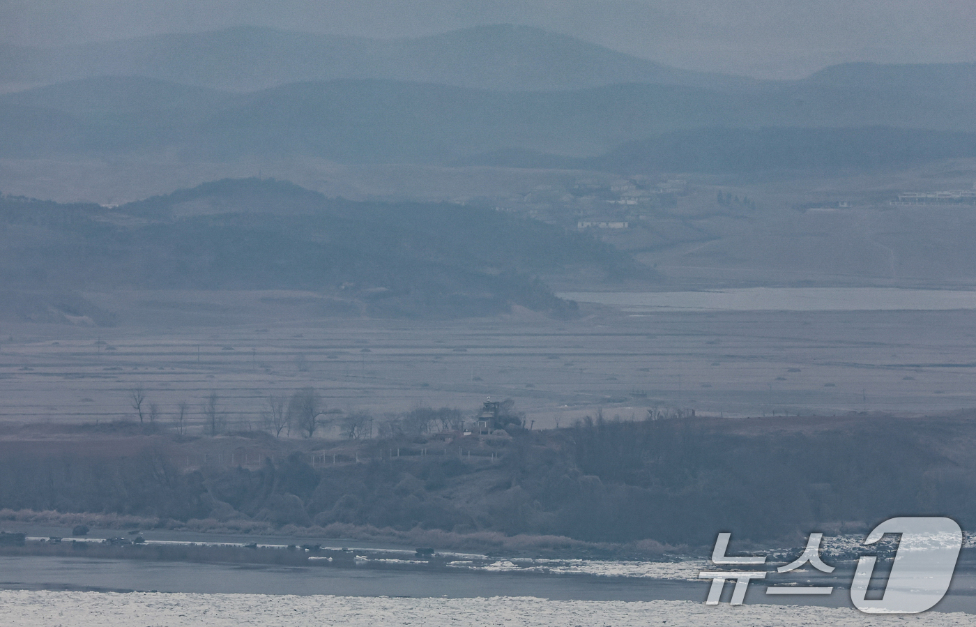 (파주=뉴스1) 김도우 기자 = 개성공단 가동 중단 10년을 맞은 10일 경기도 파주시 오두산전망대에서 바라본 북한일대가 흐릿하게 보이고 있다. 2026.2.10/뉴스1