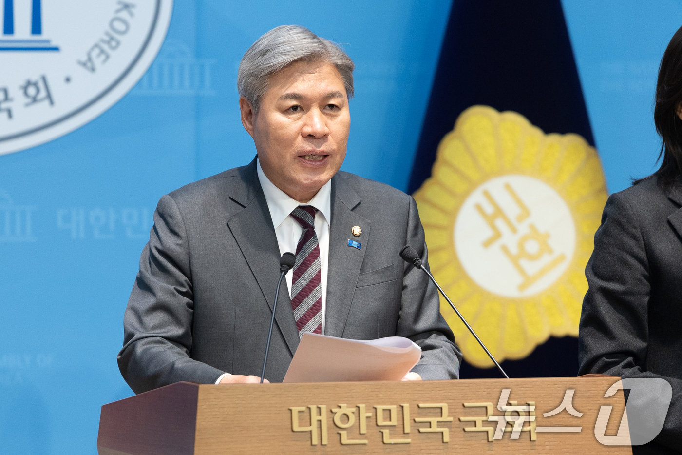 (서울=뉴스1) 이승배 기자 = 서왕진 조국혁신당 원내대표가 10일 서울 여의도 국회 소통관에서 전남광주행정통합법 조항 반영 촉구 기자회견을 하고 있다. 2026.2.10/뉴스1