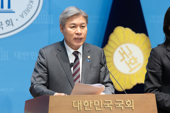 기자회견하는 서왕진 원내대표