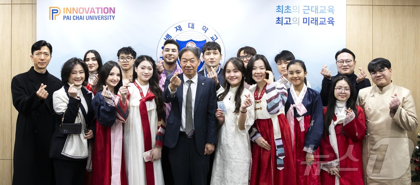 (대전=뉴스1) 박찬수 기자 = 배재대 한국어학당 학생들이 설날을 앞두고 10일 김욱 총장(가운데)을 찾아 세배했다. 베트남, 파키스탄, 알제리, 러시아, 키르기스스탄, 우즈베키스 …