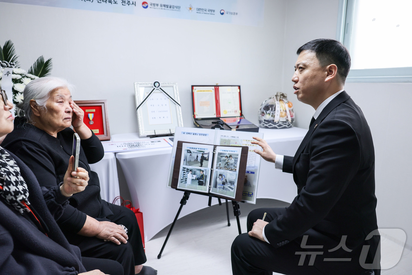 (서울=뉴스1) = 김성환 국방부유해발굴감식단 직무대리(육군 중령)가 10일 전라북도 전주 유가족 자택에서 열린 '호국의 영웅 故 최백인 일병 귀환행사'에서 유가족에게 故 최백인 …