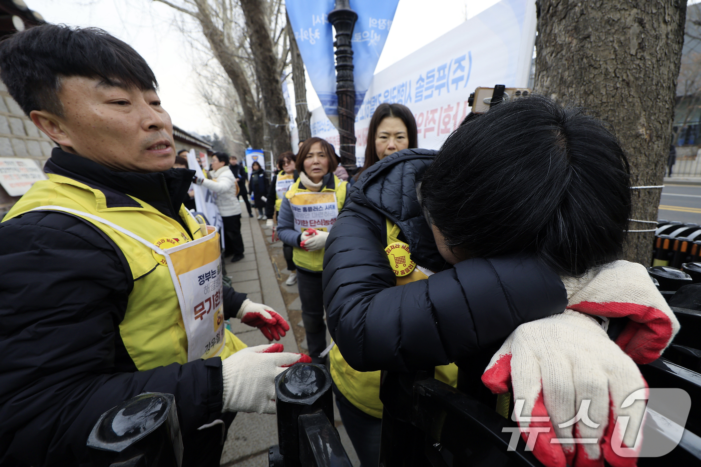 (서울=뉴스1) 박정호 기자 = 민주노총 서비스연맹 마트산업노동조합 강우철 위원장과 홈플러스지부 안수용 지부장 및 노조원들이 10일 오전 서울 광화문 월대를 출발해 청와대 사랑채를 …