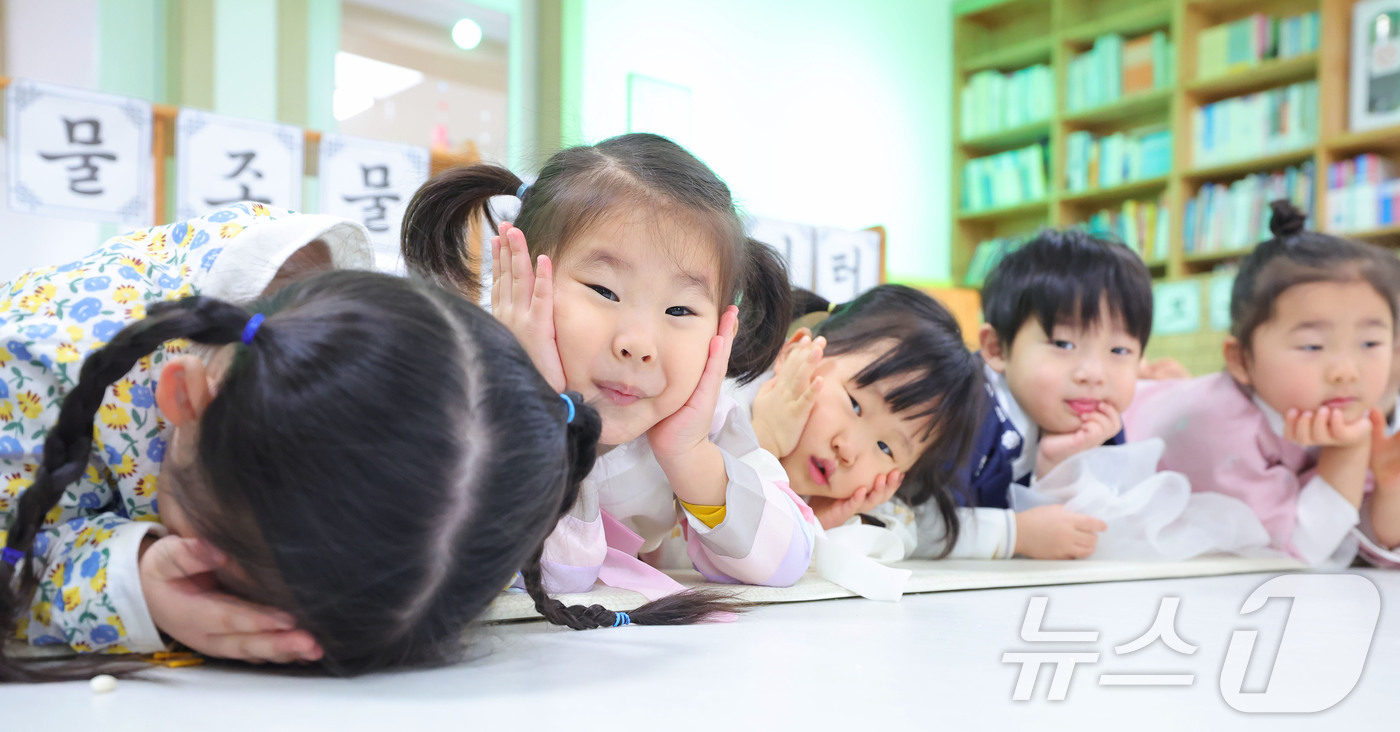 (서울=뉴스1) = 설 명절을 일주일 앞둔 10일 경남 함양군 성민어린이집 원생들이 예쁜 전통한복을 차려입고 세배 예절을 배우고 있다. (함양군 제공. 재판매 및 DB 금지) 20 …