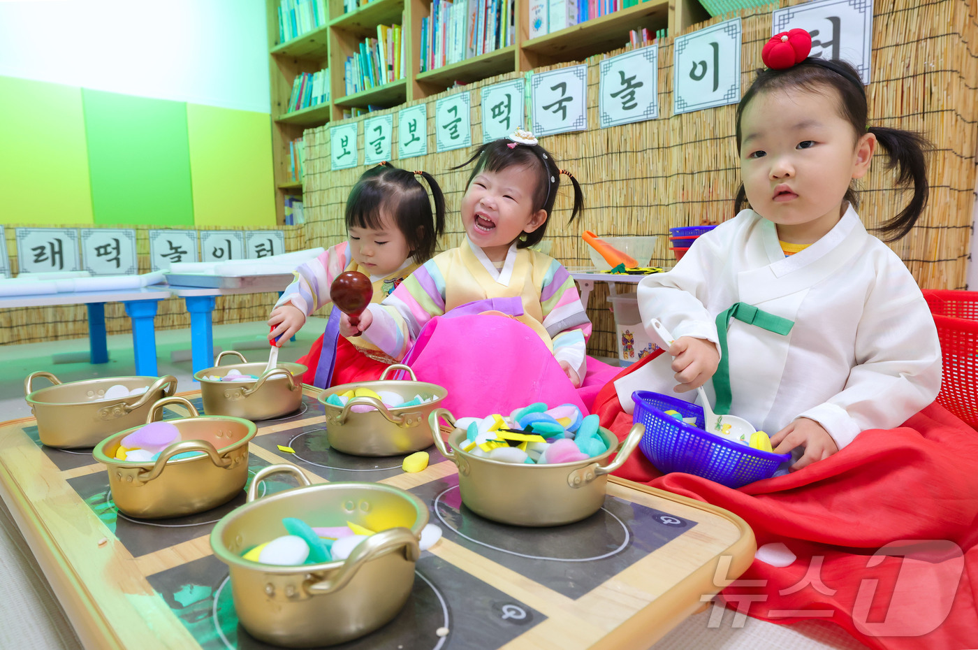 (서울=뉴스1) = 설 명절을 일주일 앞둔 10일 경남 함양군 성민어린이집 원생들이 예쁜 전통한복을 차려입고 떡국 만들기 놀이를 하고 있다. (함양군 제공. 재판매 및 DB 금지) …