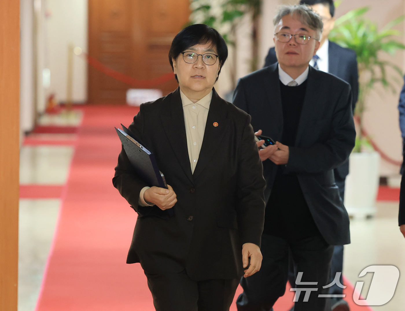 (서울=뉴스1) 임세영 기자 = 정은경 보건복지부 장관이 10일 서울 종로구 정부서울청사에서 열린 제7차 보건의료정책심의위원회 회의에 참석하고 있다. 2026.2.10/뉴스1