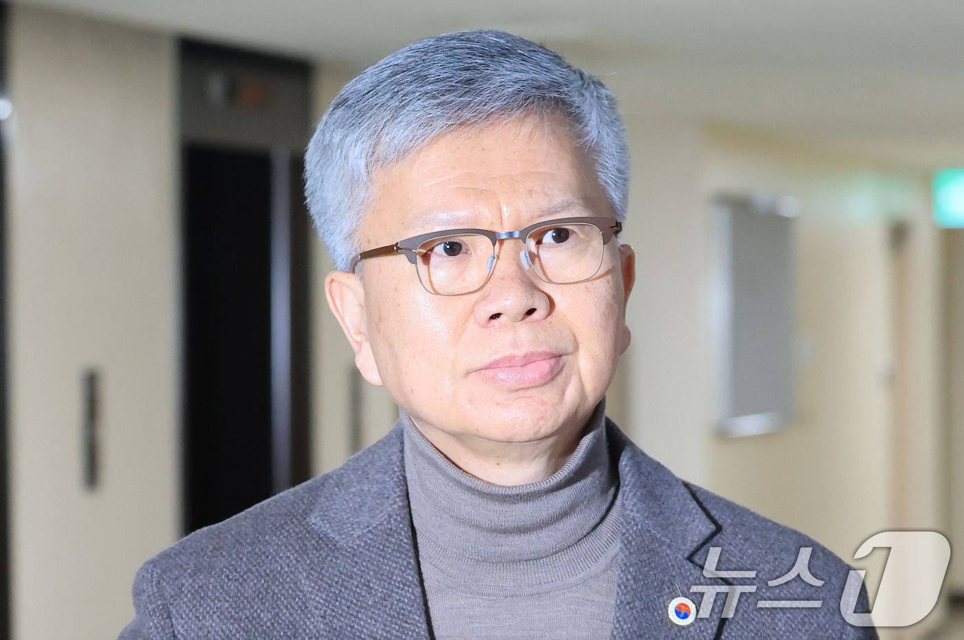 (서울=뉴스1) 임세영 기자 = 김택우 대한의사협회장이 10일 서울 종로구 정부서울청사에서 열린 제7차 보건의료정책심의위원회 회의에 참석하고 있다. 2026.2.10/뉴스1