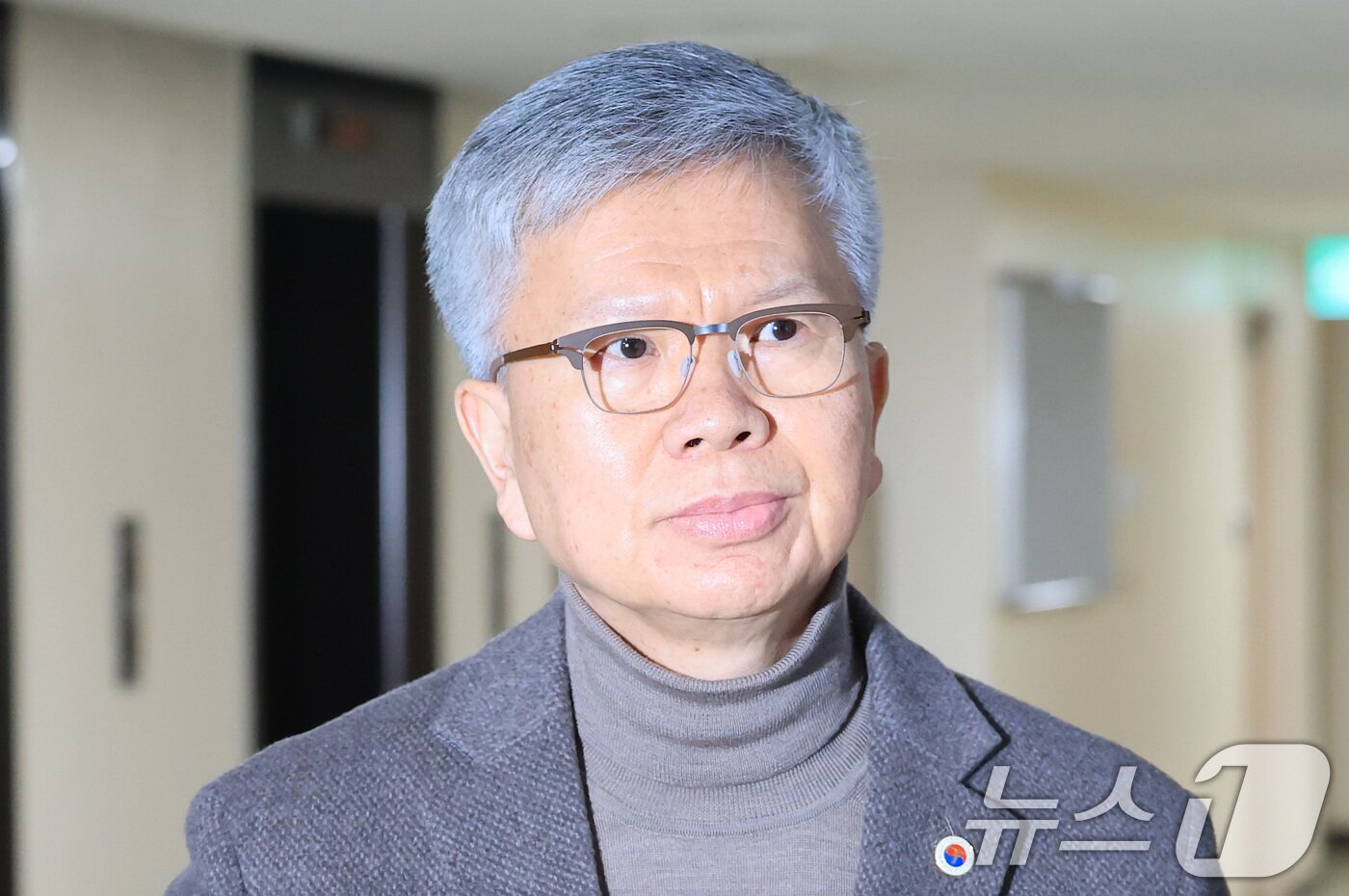 본문 이미지 - 김택우 대한의사협회장이 10일 서울 종로구 정부서울청사에서 열린 제7차 보건의료정책심의위원회 회의에 참석하고 있다. 2026.2.10 ⓒ 뉴스1 임세영 기자