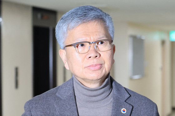 보건의료정책심의위원회의 참석하는 김택우 대한의사협회장