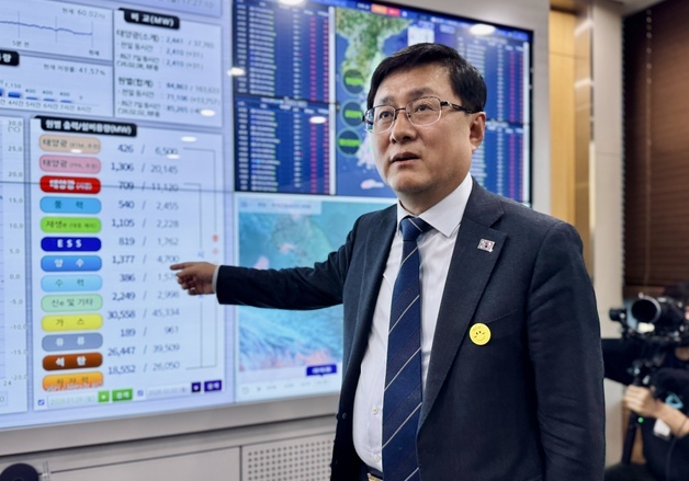 기후장관 집무실 첫 공개…책상엔 기후·AI 너머 경제·생존까지