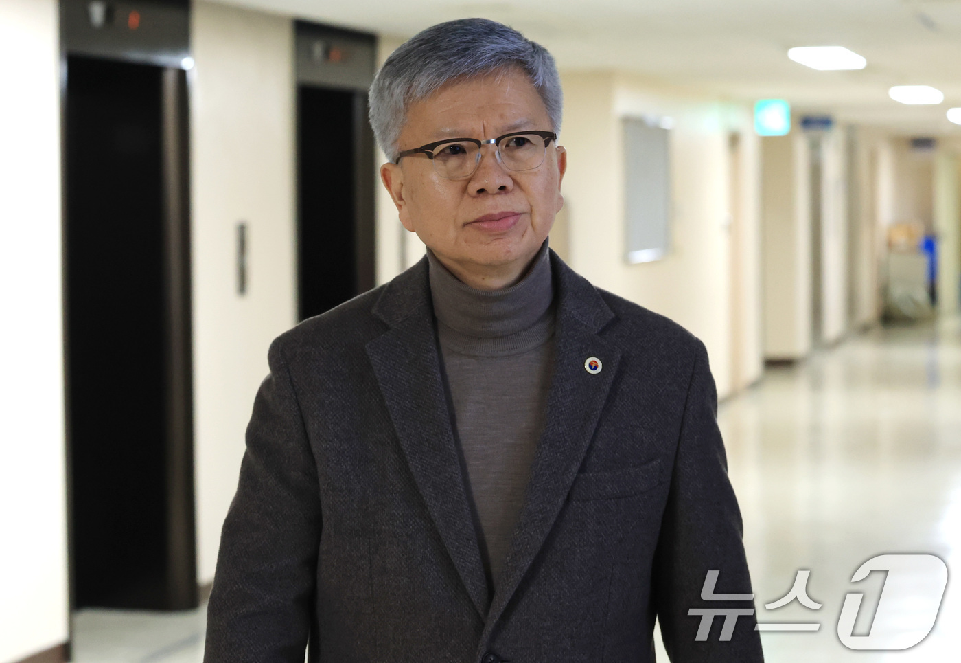 (서울=뉴스1) 임세영 기자 = 김택우 대한의사협회장이 10일 서울 종로구 정부서울청사에서 열린 제7차 보건의료정책심의위원회 회의에 참석하고 있다. 2026.2.10/뉴스1