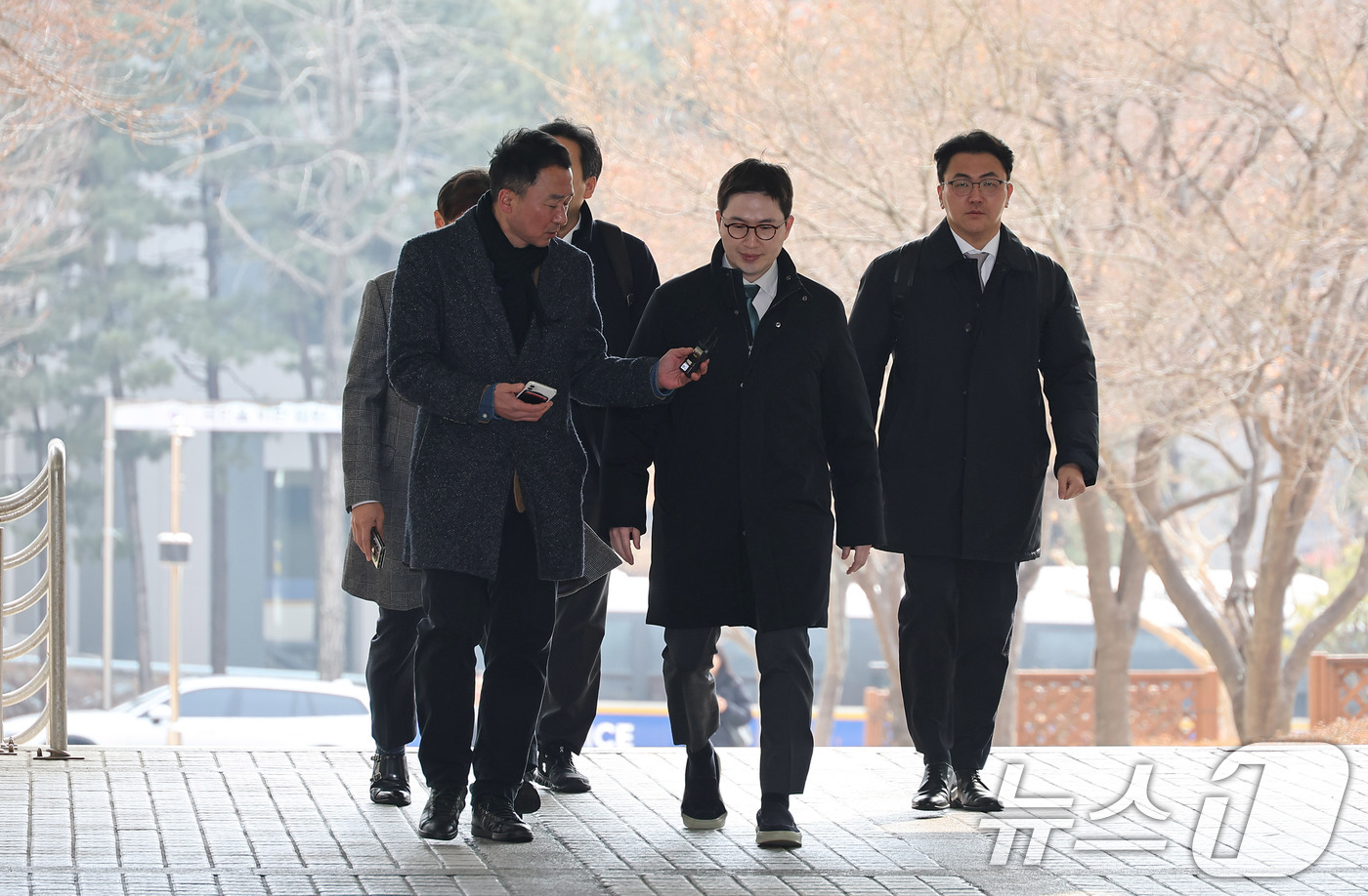 (서울=뉴스1) 안은나 기자 = 헌법재판관 미임명과 관련해 재판에 넘겨진 이원모 전 대통령실 공직기강비서관이 10일 오후 서울 서초구 중앙지방법원에서 열린 직원남용권리행사방해 등 …