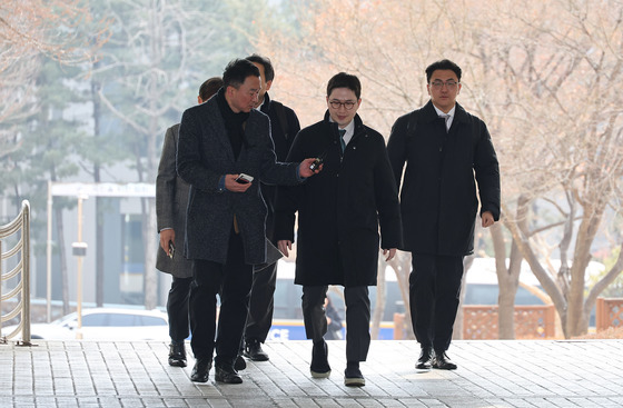 질문받는 이원모 전 비서관