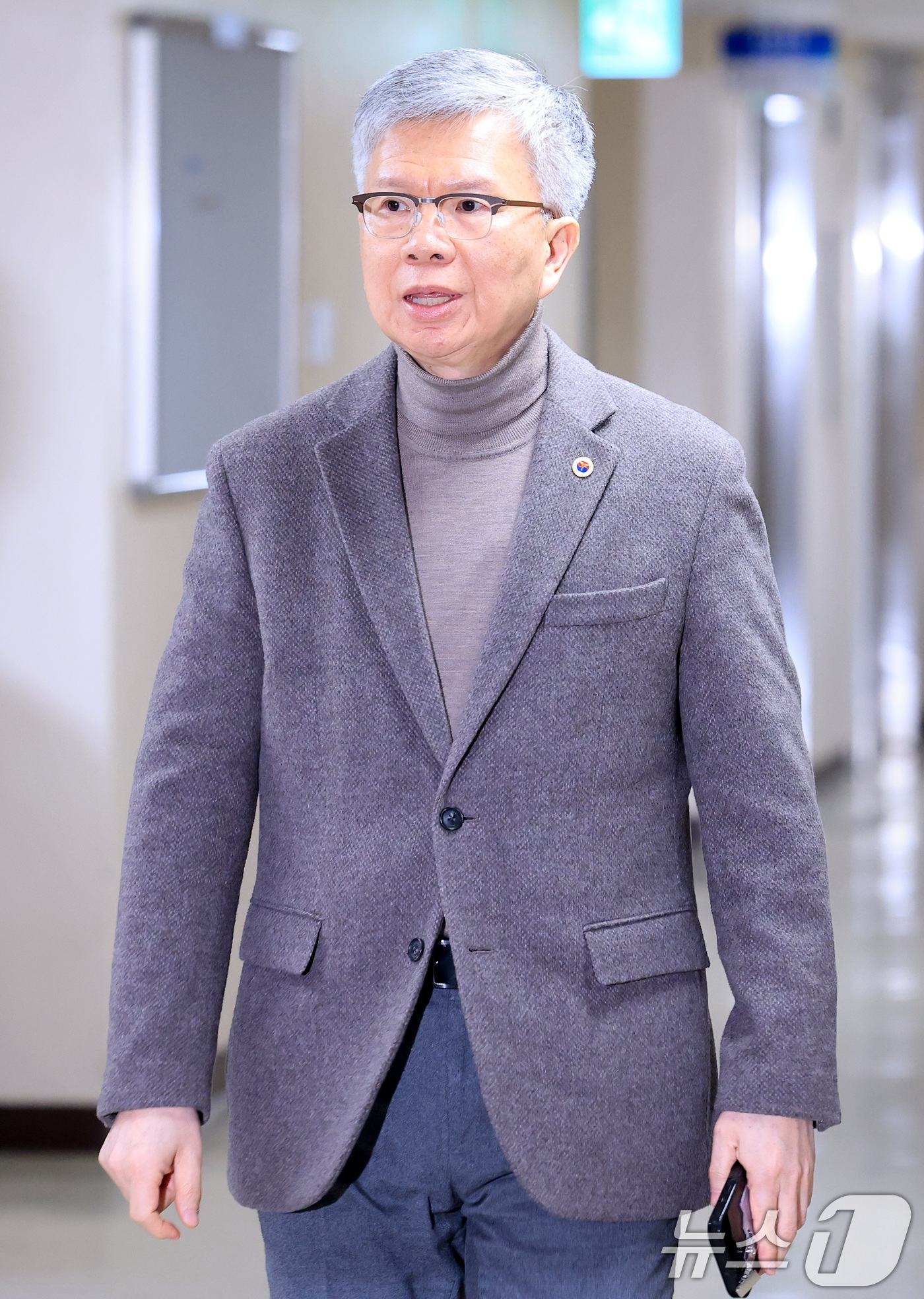 (서울=뉴스1) 임세영 기자 = 김택우 대한의사협회장이 10일 서울 종로구 정부서울청사에서 열린 제7차 보건의료정책심의위원회 회의에 참석하고 있다. 2026.2.10/뉴스1