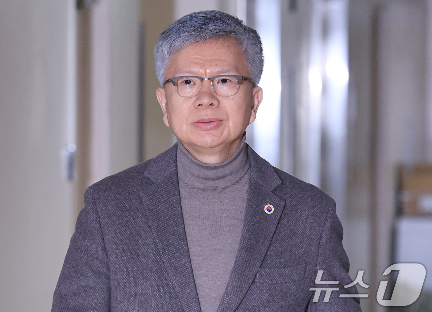 (서울=뉴스1) 임세영 기자 = 김택우 대한의사협회장이 10일 서울 종로구 정부서울청사에서 열린 제7차 보건의료정책심의위원회 회의에 참석하고 있다. 2026.2.10/뉴스1