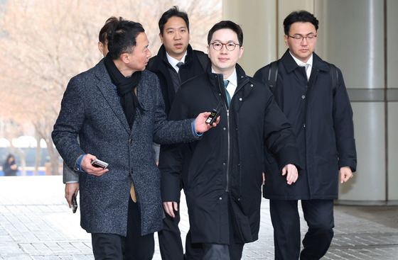 질문받는 이원모 전 비서관