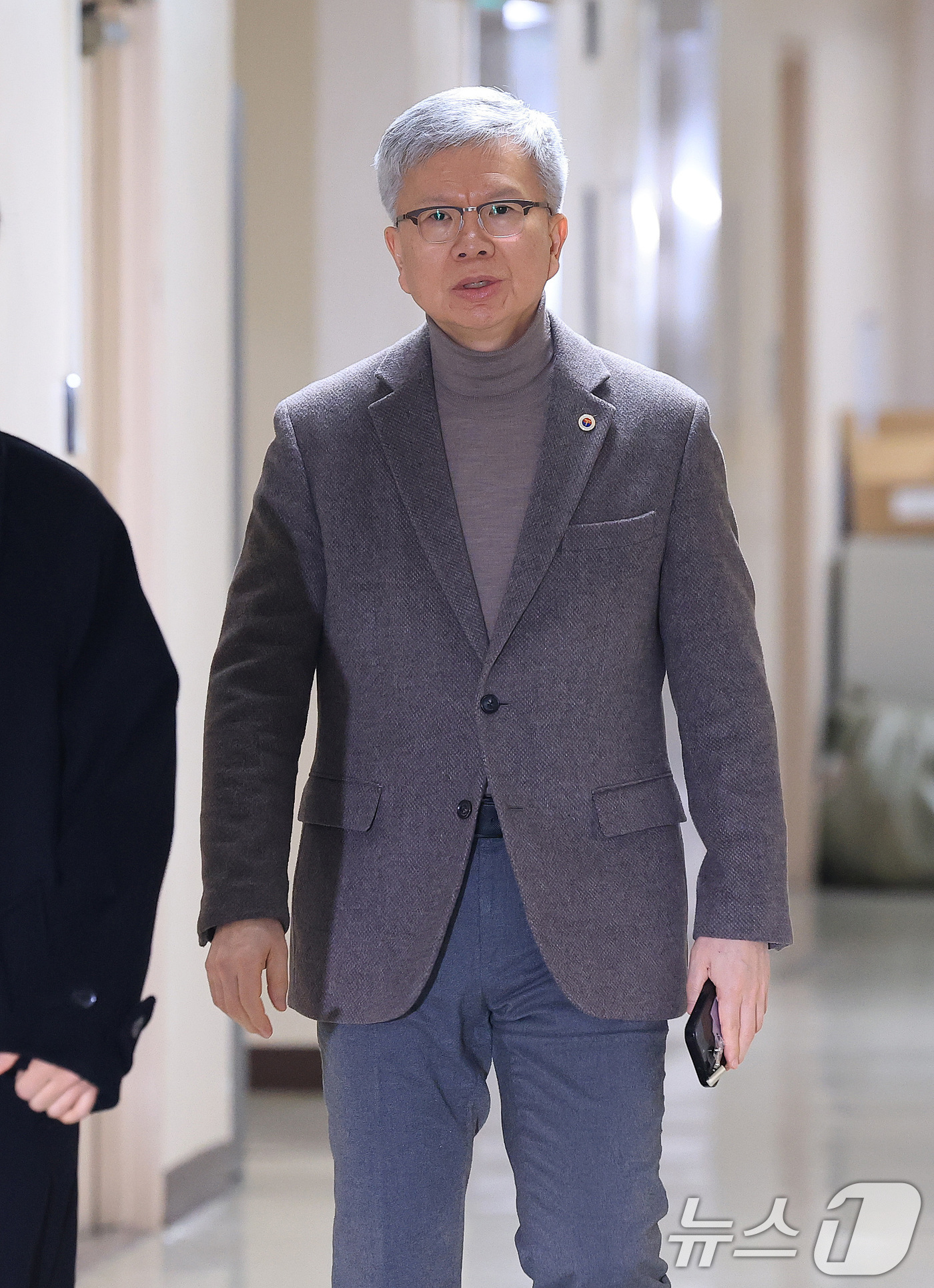 (서울=뉴스1) 임세영 기자 = 김택우 대한의사협회장이 10일 서울 종로구 정부서울청사에서 열린 제7차 보건의료정책심의위원회 회의에 참석하고 있다. 2026.2.10/뉴스1