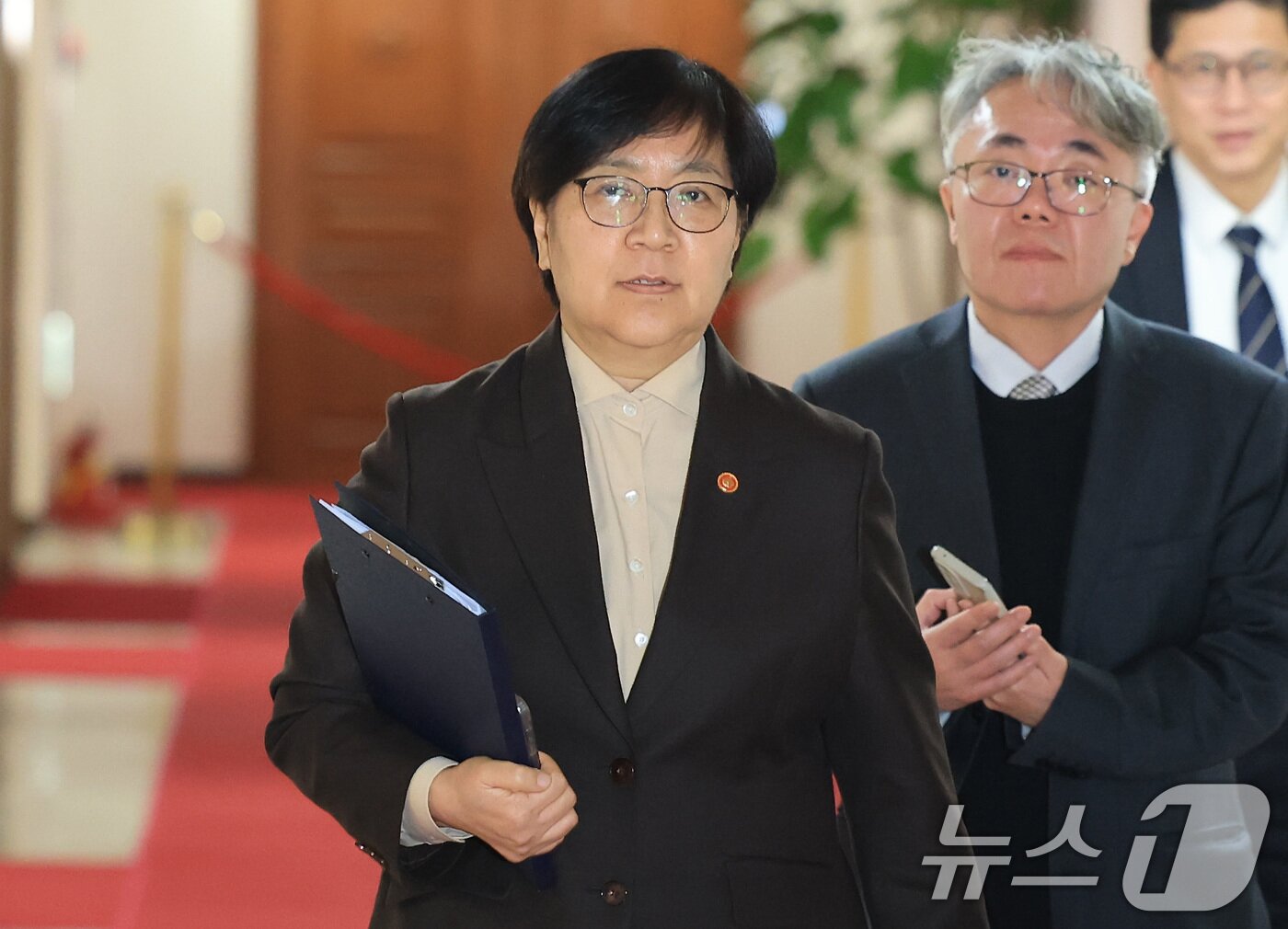 본문 이미지 - 정은경 보건복지부 장관이 10일 서울 종로구 정부서울청사에서 열린 제7차 보건의료정책심의위원회 회의에 참석하고 있다. 2026.2.10 ⓒ 뉴스1 임세영 기자