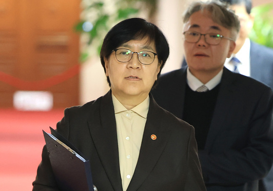 보건의료정책심의위원회의 참석하는 정은경 장관