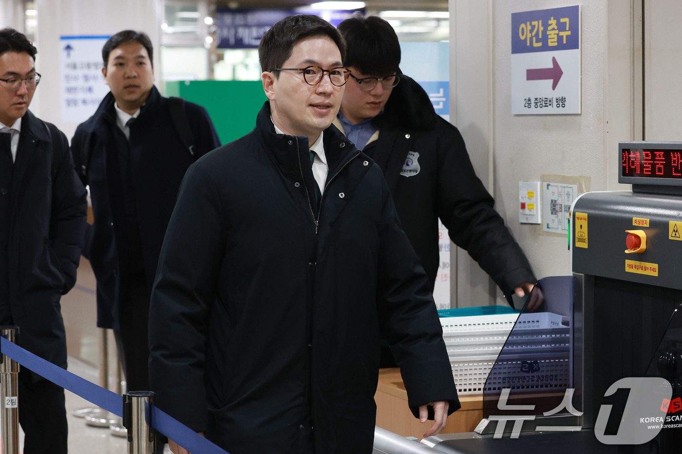 (서울=뉴스1) 안은나 기자 = 이원모 전 대통령실 공직기강비서관이 10일 오후 서울 서초구 중앙지방법원에서 윤석열 전 대통령 탄핵 소추 이후 국회가 추천한 헌법재판관 후보자 미임 …