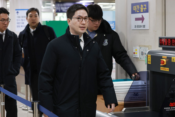 첫 재판 출석하는 이원모 전 비서관