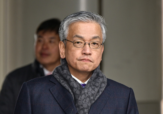 질문 받으며 법정 향하는 최상목 전 부총리