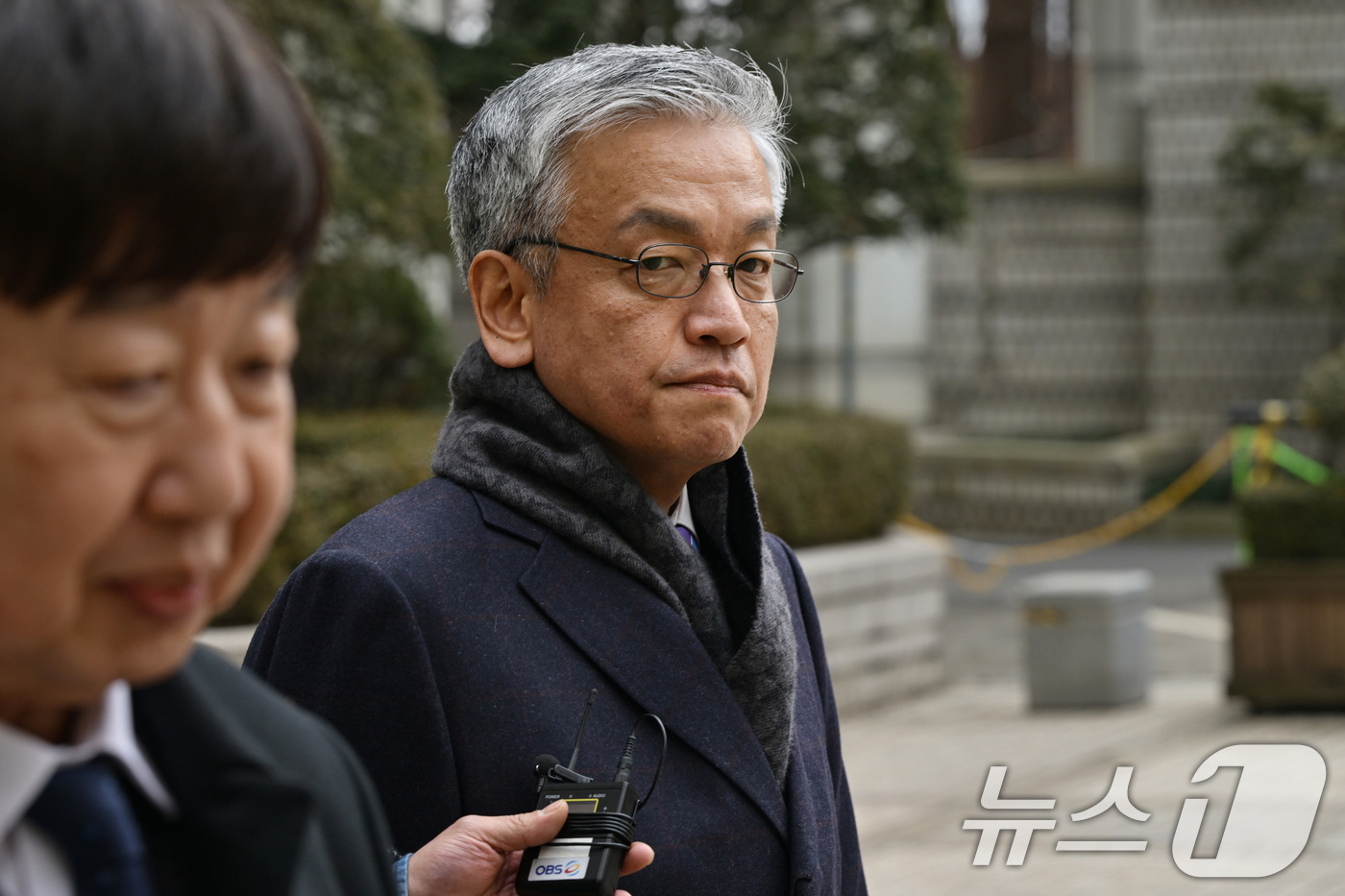 (서울=뉴스1) 안은나 기자 = 최상목 전 경제부총리가 10일 서울 서초구 중앙지방법원에서 열린 '헌법재판관 미임명' 관련 직권남용 권리행사방해 등 첫 공판에 출석하고 있다. (공 …