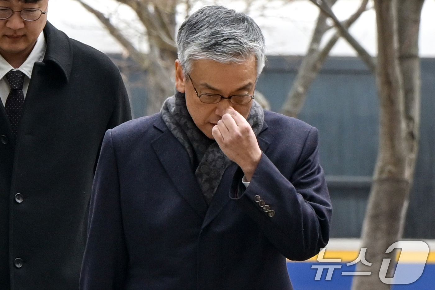 (서울=뉴스1) 안은나 기자 = 최상목 전 경제부총리가 10일 서울 서초구 중앙지방법원에서 열린 '헌법재판관 미임명' 관련 직권남용 권리행사방해 등 첫 공판에 출석하고 있다. (공 …