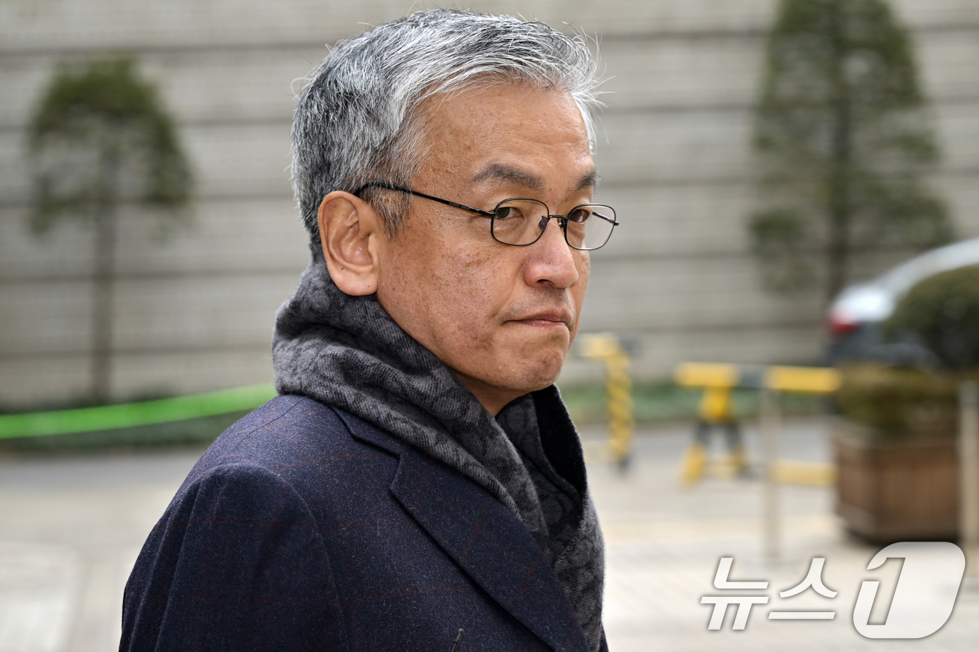 (서울=뉴스1) 안은나 기자 = 최상목 전 경제부총리가 10일 서울 서초구 중앙지방법원에서 열린 '헌법재판관 미임명' 관련 직권남용 권리행사방해 등 첫 공판에 출석하고 있다. (공 …