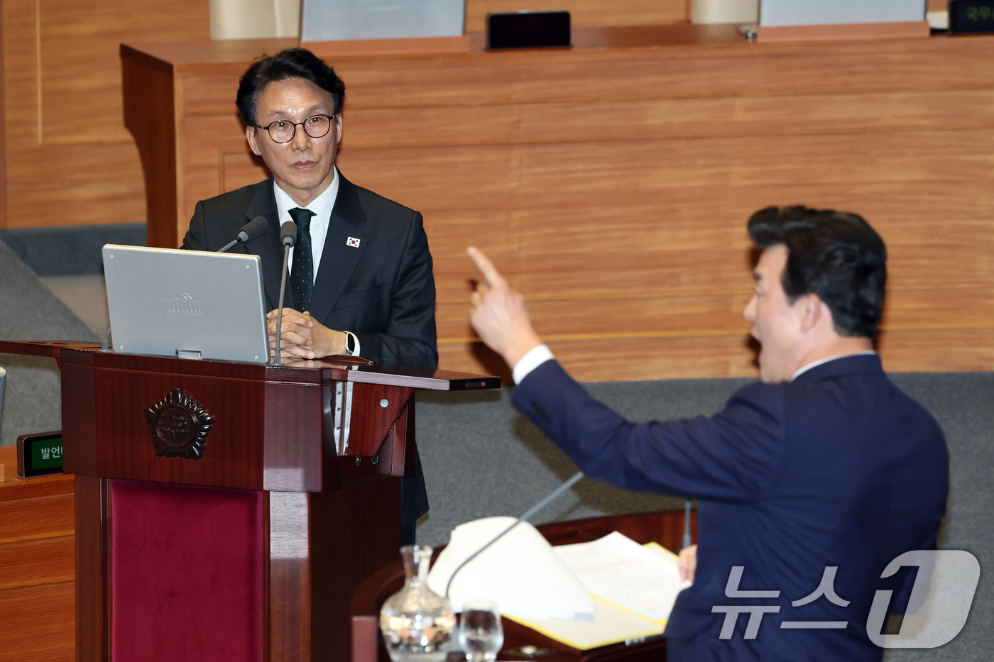 (서울=뉴스1) 이승배 기자 = 10일 서울 여의도 국회에서 열린 제432회국회(임시회) 경제에 관한 대정부 질문에서 윤영석 국민의힘 의원이 김민석 국무총리에게 질의 중 의원들을 …