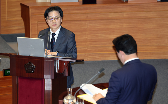 답변하는 김정관 장관