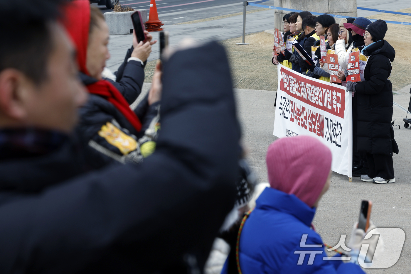 (서울=뉴스1) 박정호 기자 = 민주노총 서비스연맹 마트산업노동조합 강우철 위원장과 홈플러스지부 안수용 지부장 및 노조원들이 10일 오전 서울 광화문 월대에서 정부의 홈플러스 사태 …